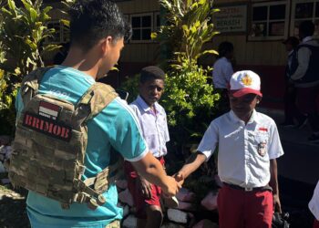 Kebersamaan Satgas Operasi Damai Cartenz dengan Anak-Anak di SD Negeri Mulia, Puncak Jaya