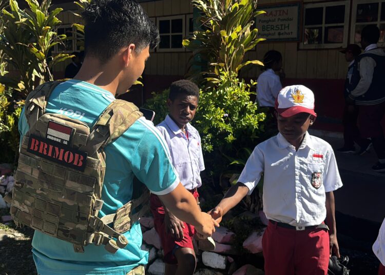 Kebersamaan Satgas Operasi Damai Cartenz dengan Anak-Anak di SD Negeri Mulia, Puncak Jaya