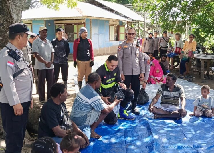Berbagi Kasih, Kapolres Merauke Pimpin Bakti Sosial Di Kampung Sarapu