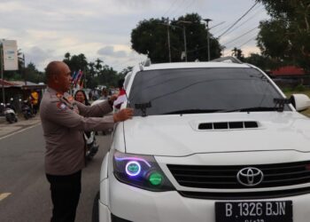 Sambut HUT RI ke-80, Polres Manokwari Selatan Bagikan 800 Bendera Merah Putih kepada Pengguna Jalan