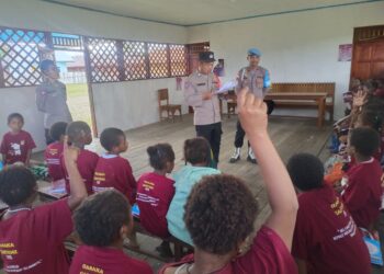 Program si-ipar operasi rasaka cartenz 2025 polres pegunungan bintang hadir tanamkan rasa kepercayaan diri dan semangat belajar kepada anak-anak di kota oksibil kab. pegunungan bintang