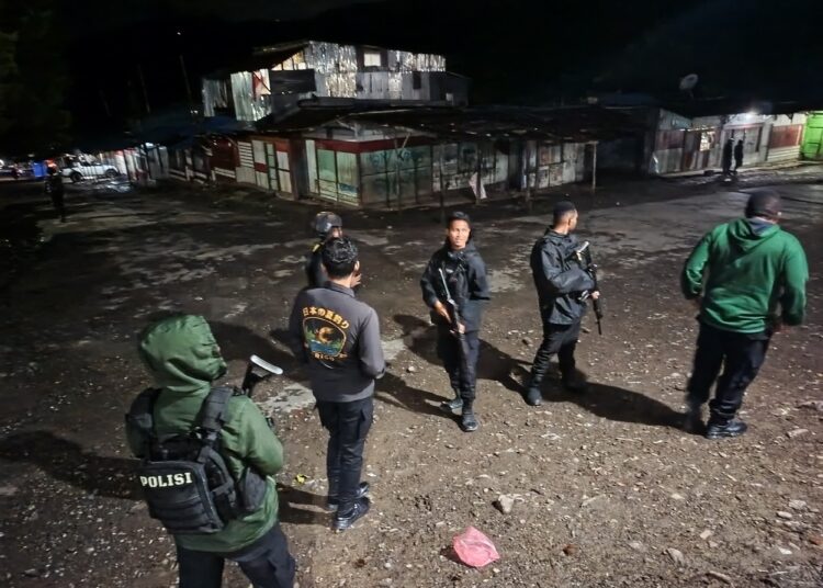 Polres Tolikara Melalui Tim Patroli Regu II Siaga Laksanakan Patroli Malam Hari Di Wilayah Hukum Polres Tolikara