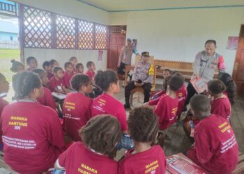 program si-ipar operasi rasaka cartenz 2025 polres pegunungan bintang hadir mengajar wawasan kebangsaan kepada anak-anak di kota oksibil kab. pegunungan bintang