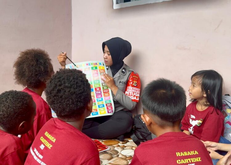 Subsatgas Si Ipar Operasi Rasaka Cartenz 2025 Dampingi Anak Putus Sekolah di Rumah Belajar Graha Youtefa