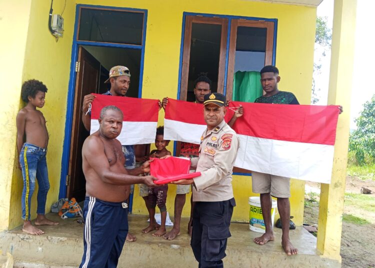Tingkatkan Rasa Nasionalisme, Polsek Muara Tami Bagikan Bendera Merah Putih Di Perbatasan RI–PNG