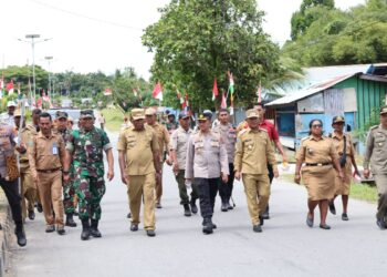 Semangat Nasionalisme, Forkopimda Teluk Wondama Gelar Pemasangan Bendera Merah Putih Sepanjang Jalan Protokol