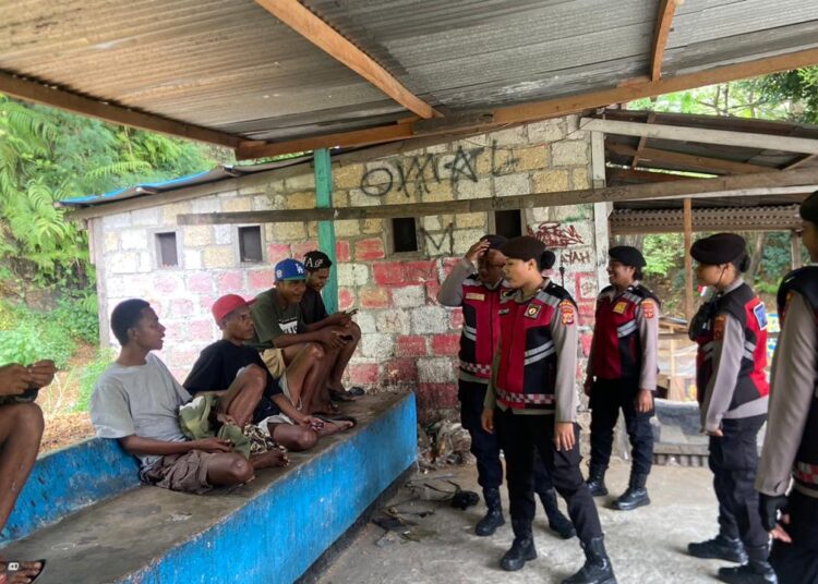 Polwan Anggrek Hitam Ditsamapta Gelar Patroli Dialogis di Jayapura Selatan
