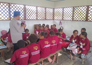 Program si-ipar operasi rasaka cartenz 2025 polres pegunungan bintang hadir mengajar membaca dan menulis kepada anak-anak di kota oksibil kab. pegunungan bintang