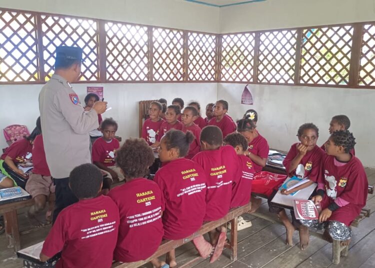 Program si-ipar operasi rasaka cartenz 2025 polres pegunungan bintang hadir mengajar membaca dan menulis kepada anak-anak di kota oksibil kab. pegunungan bintang