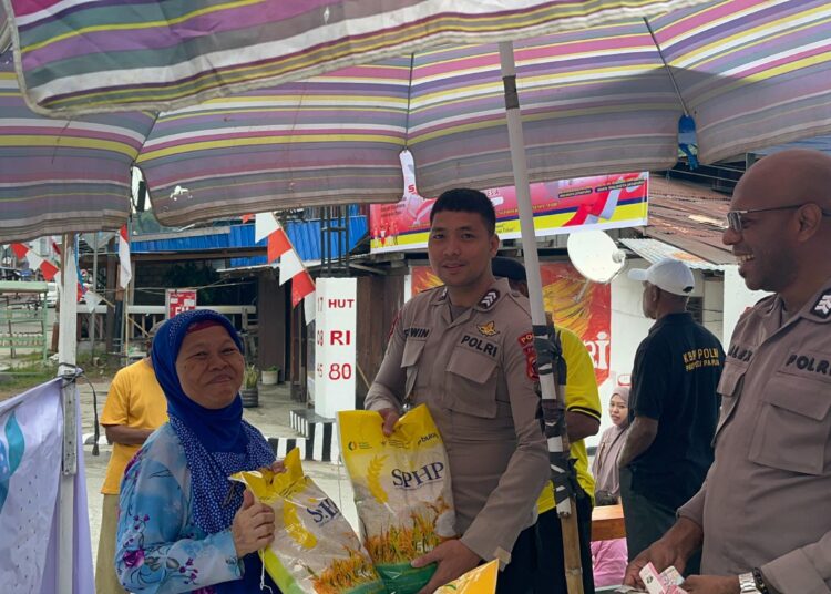 Polda Papua Gelar Gerakan Pangan Murah di Aspol Kloofkamp, Sediakan 100 Sak Beras Harga Terjangkau untuk Warga