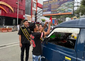 Kibarkan Semangat Kemerdekaan, Duta Humas Polda Papua Bagikan Bendera ke Pengendara