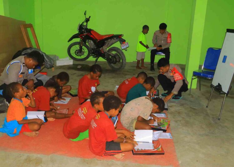 Program Si-IPAR Operasi Rasaka Cartenz 2025: Polri Hadir Mengajar Anak-anak Papua di kab. Yalimo