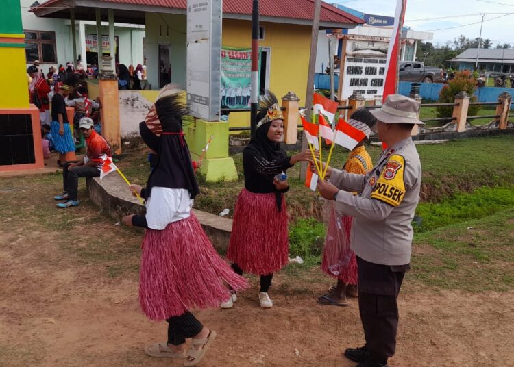 Karnaval Meriah di Jagebob, Polsek Bagikan Bendera Merah Putih untuk Anak PAUD–TK