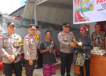 Polres Supiori Gelar Gerakan Pangan Murah di Pertigaan Jalan Sorendiweri Raya