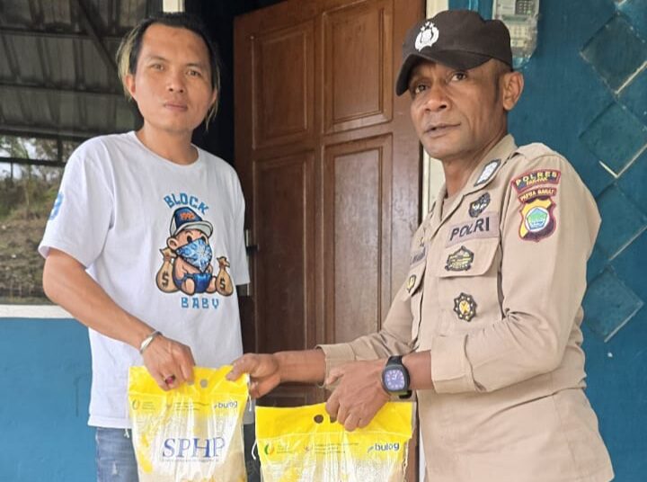 Polsek Fakfak Gelar Gerakan Pangan Murah Beras Sphp Untuk Warga