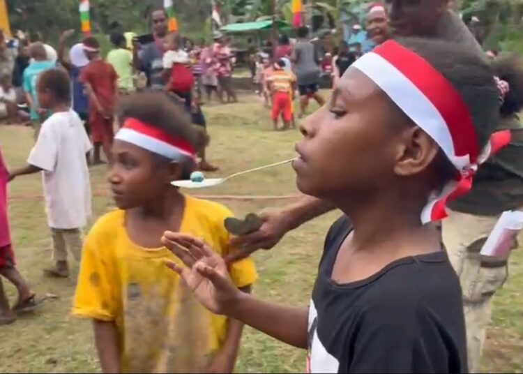 Bangun Semangat Nasionalisme, Bhabinkamtibmas Merauke Gelar Lomba Tradisional Bersama Masyarakat Kamundu
