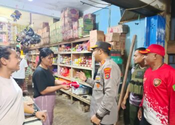 Jelang HUT RI ke-80, Polres Nduga Gelorakan Cinta Tanah Air Melalui Pembagian Bendera Merah Putih