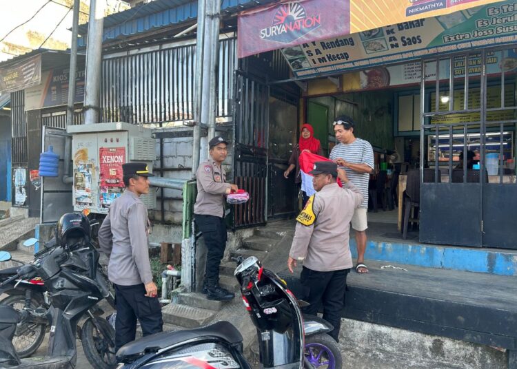 Tingkatkan Nasionalisme, Polsek KPL Jayapura Bagikan Bendera Merah Putih Jelang HUT RI ke-80