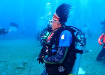 Ditpolairud Polda Papua Gelar Upacara Bawah Laut Peringati HUT ke-80 Kemerdekaan RI