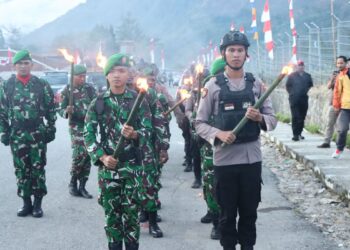 Polres Tolikara Hadiri Upacara Taptu dan Pawai Obor HUT RI ke-80 di Kabupaten Tolikara