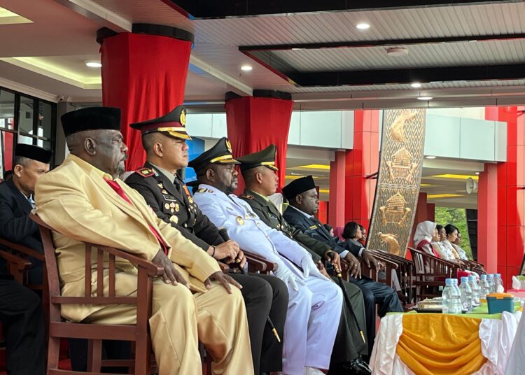 Kapolres Manokwari Selatan Menghadiri Upacara Penaikan Dan Penurunan Bendera HUT Proklamasi Republik Indonesia Ke-80