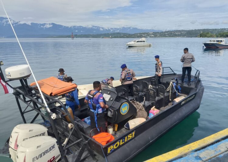 Sinergitas Polri dan Masyarakat: Pembentangan Bendera Merah Putih Raksasa di Laut Teluk Doreri dan Teluk Sawaibu Manokwari