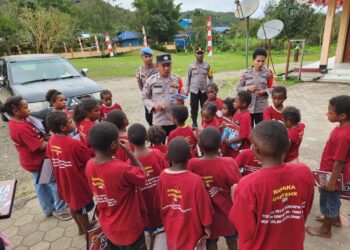 Program si-ipar operasi rasaka cartenz 2025 polres pegunungan bintang hadir mengajar serta menjadi sahabat bagi anak-anak di kota oksibil kab. pegunungan bintang