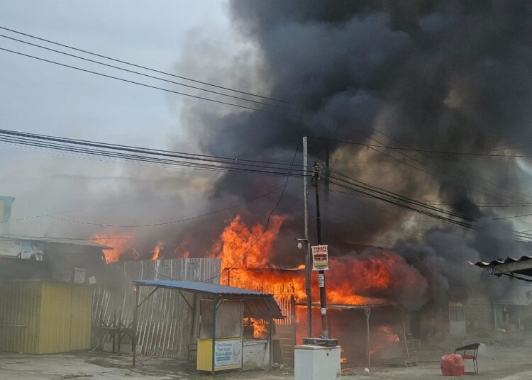 Polresta Jayapura Kota Respon Cepat Kebakaran Rumah Semi Permanen di Koya Barat