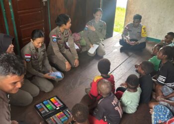 Sat Binmas Polres Nduga dan Satgas ODC Damai Cartenz Ajak Anak-anak Kampung Yunad Belajar Membaca, Menulis, dan Mewarnai