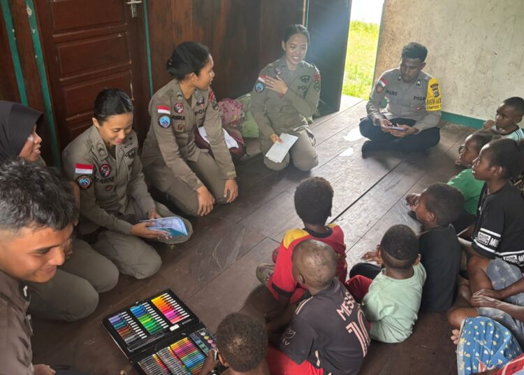 Sat Binmas Polres Nduga dan Satgas ODC Damai Cartenz Ajak Anak-anak Kampung Yunad Belajar Membaca, Menulis, dan Mewarnai