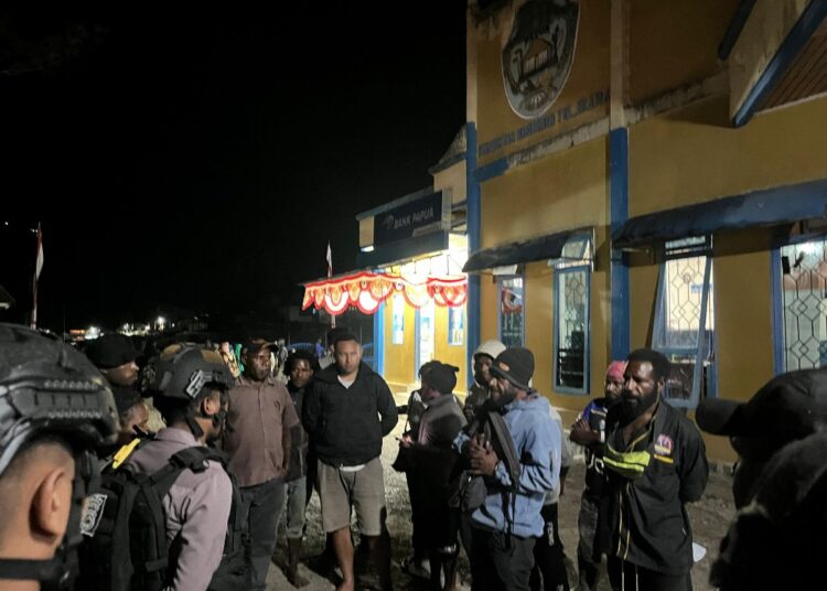 Respon Cepat, Tim Patroli Polres Tolikara Polda Papua Amankan Kisruh SK Kepala Kampung Di Bank Papua
