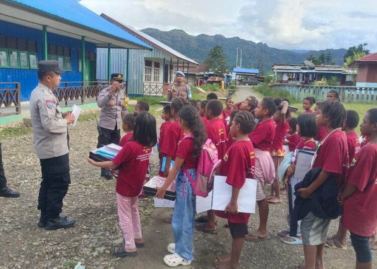 Lewat Operasi Rasaka Cartenz 2025, Polri Ajarkan Anak-anak Oksibil Menulis dan Mewarnai