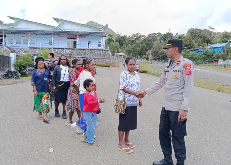 Wujudkan Kamtibmas Kondusif, Polres Tolikara Rutin Gelar Patroli Jalan Kaki di Sekitar Rumah Ibadah