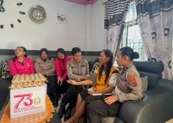 Polwan Polres Merauke dan Bhayangkari Gelar Anjangsana, Wujud Kepedulian di Momen HUT Polwan ke-77 dan HKGB ke-73