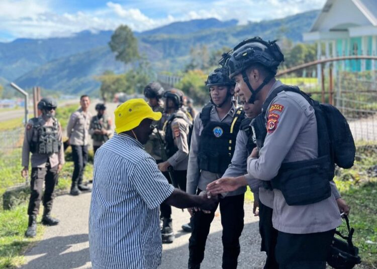 Laksanakan Patroli Jalan Kaki, Polri Hadirkan Rasa Aman Di Tengah-Tengah Masyarakat
