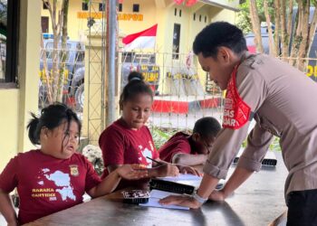 Operasi Rasaka Cartenz 2025: Subsatgas Si Ipar Polres Jayawijaya Ajak Anak-Anak Belajar Bersama