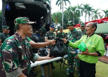 TNI Bagikan 15 Ribu Paket Sembako untuk Masyarakat di Monas