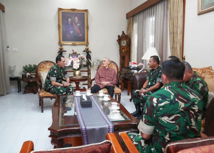 Anjangsana TNI ke Jenderal TNI (Purn) Try Sutrisno: Kita Tidak Boleh Melupakan Persatuan