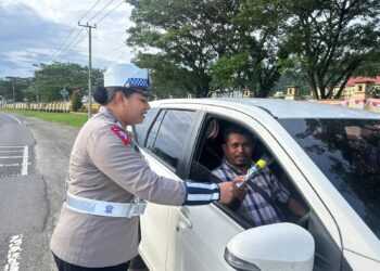 Polwan Ditlantas Polda Papua Barat Gelar Kegiatan Simpatik, Bagikan Bingkisan kepada Pengguna Jalan