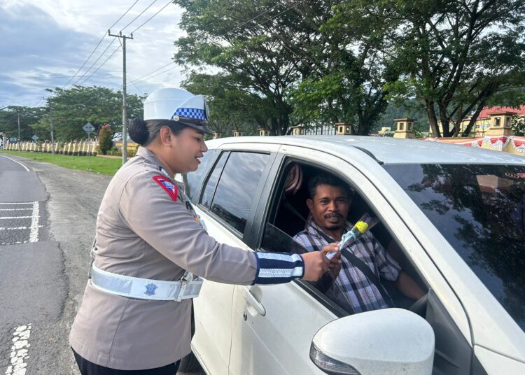 Polwan Ditlantas Polda Papua Barat Gelar Kegiatan Simpatik, Bagikan Bingkisan kepada Pengguna Jalan