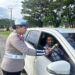 Polwan Ditlantas Polda Papua Barat Gelar Kegiatan Simpatik, Bagikan Bingkisan kepada Pengguna Jalan