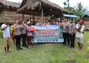 Polwan Polres Sarmi Polda Papua Gelar Bakti Sosial Bagikan Sembako Kepada Warga