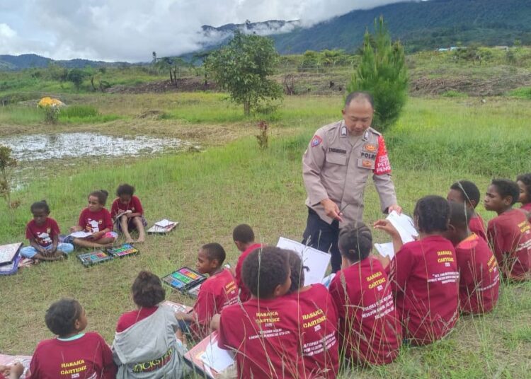 Program si-ipar operasi rasaka cartenz 2025 polres pegunungan bintang kegiatan belajar mengajar dan makan bersama kepada anak-anak di kota oksibil kab. pegunungan bintang