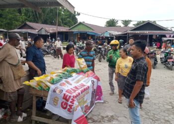 Polres Waropen Gelar Gerakan Pangan Murah, Salurkan 395 Kg Beras SPHP di Pasar Uri