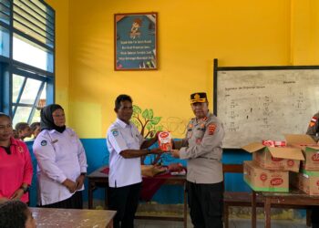 Kapolda Papua Salurkan Bantuan Susu untuk Siswa SD Inpres Burmeso, Mamberamo Raya