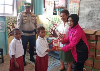 Kepedulian Kapolda Papua, Ratusan Murid SD Inpres Kasonaweja Terima Bantuan Susu