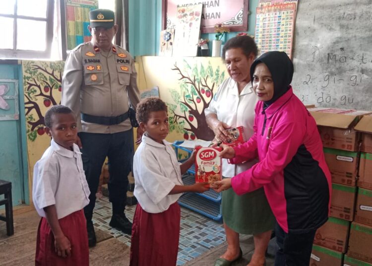 Kepedulian Kapolda Papua, Ratusan Murid SD Inpres Kasonaweja Terima Bantuan Susu