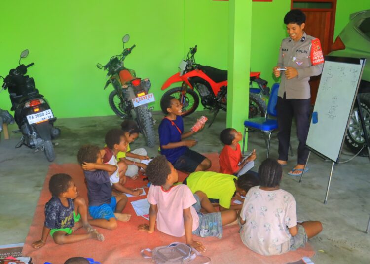 Satgas Si-Ipar Operasi Rasaka Cartenz 2025 Belajar dan Bermain Bersama Anak-anak di Kabupaten Yalimo