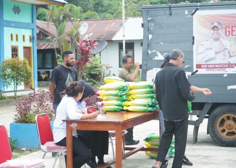 Dekatkan Diri dengan Warga, Polres Jayapura Gelar Operasi Pangan Murah di Sentani Barat