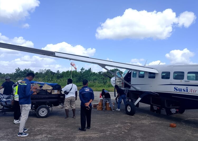 Sinergitas TNI-POLRI Amankan Kedatangan Dan Keberangkatan Pesawat Di Bandara Kimaam, Merauke